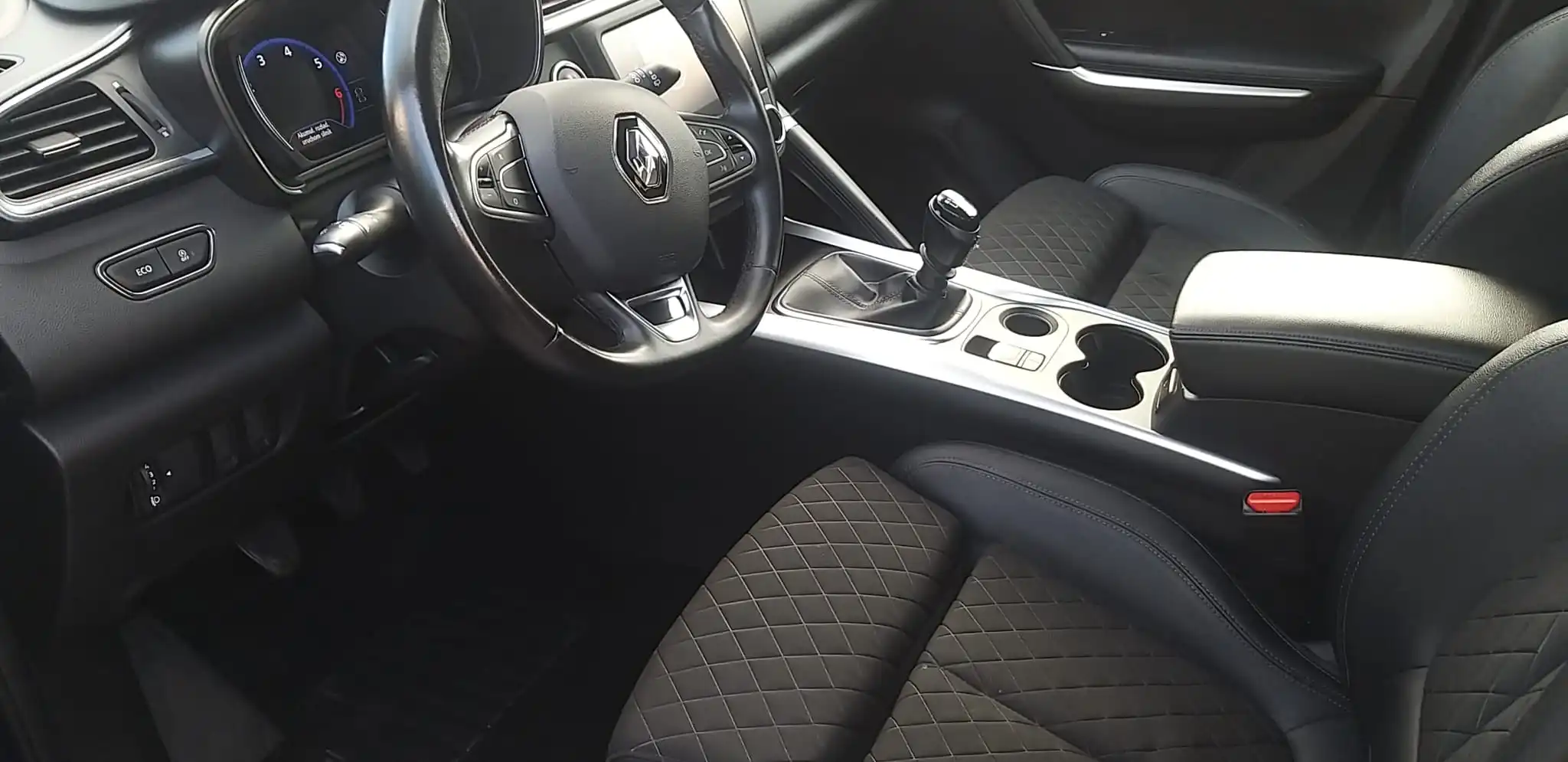 Wyczyszczone, luksusowe wnętrze samochodu BMW po detailingu